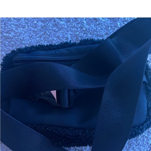 Lululemon *Everywhere Belt Bag Large
2L *Fleece Sherpa Black/Gold* Unisex - Picture 5 of 9